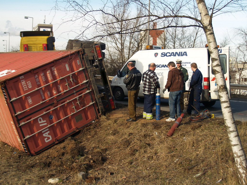 LKW verliert Container Koeln Niehler Ei P053.JPG